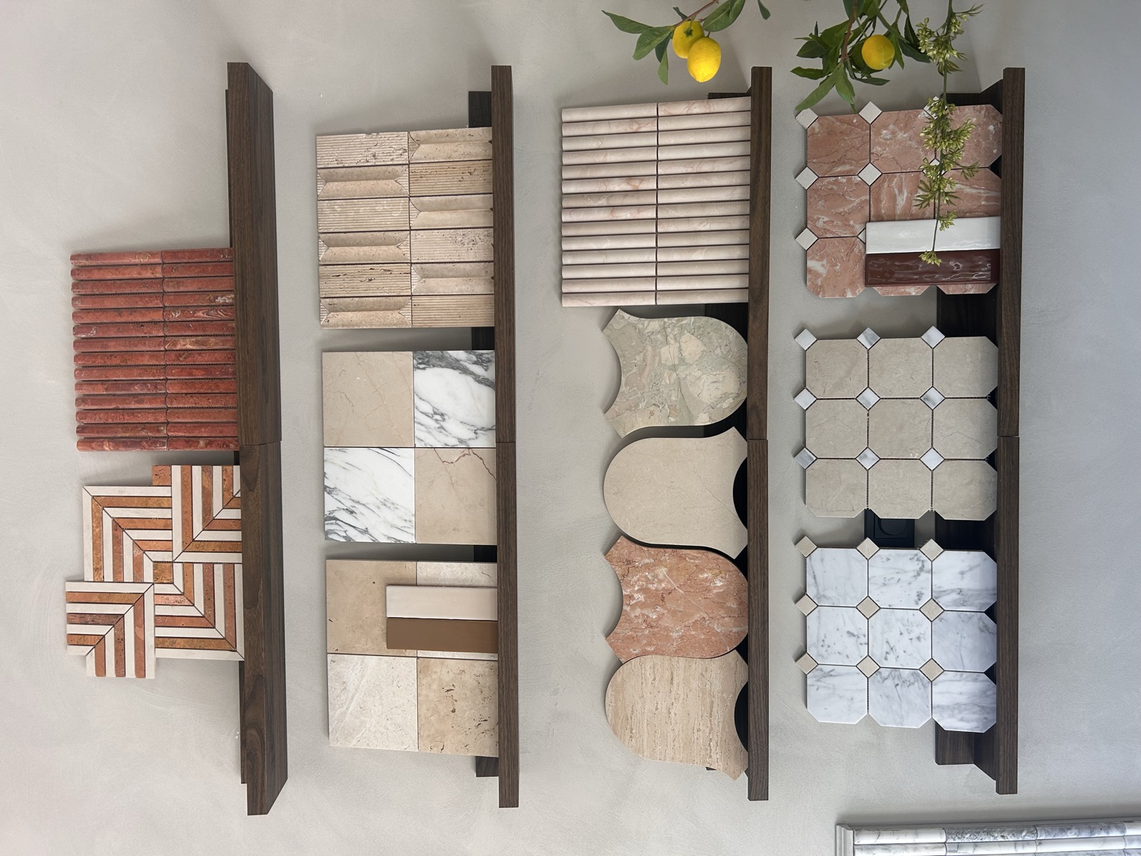 Tile Embassy stalenwand in de showroom