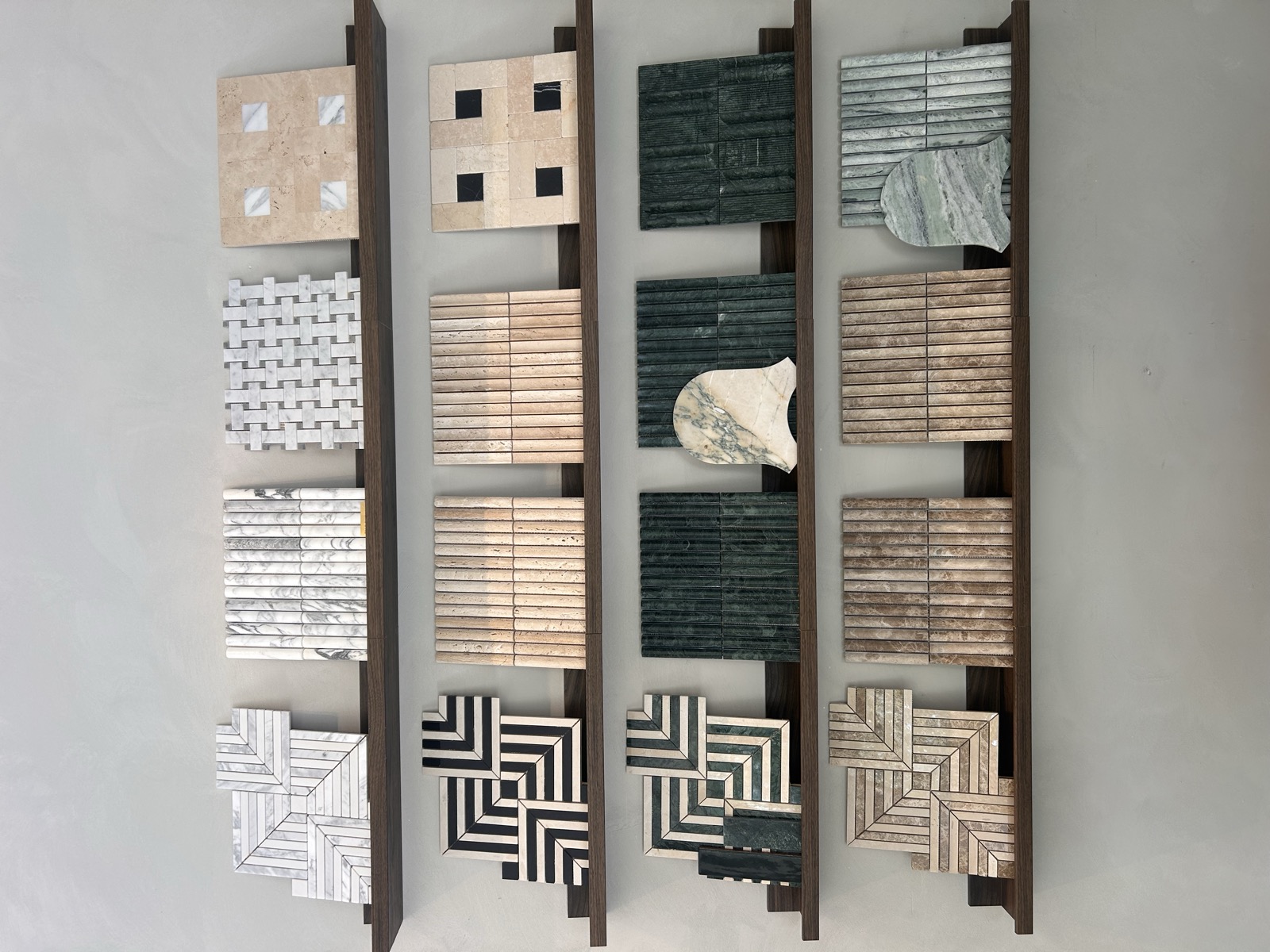 Stalenwand met Tile Embassy mozaïek in de showroom van Trentino Living