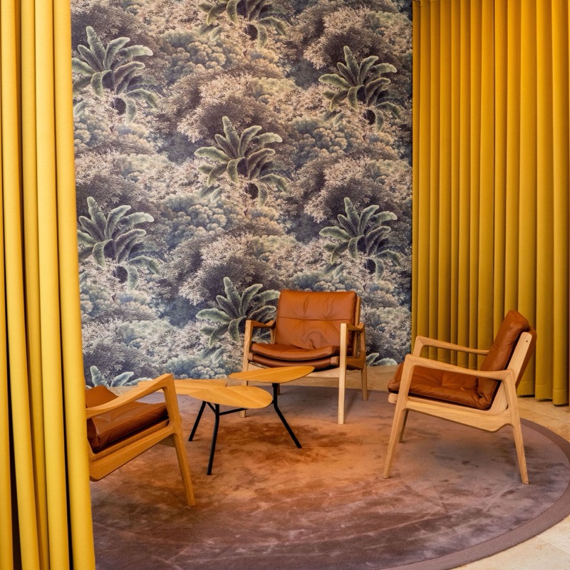 Fischbacher exotische jungle-print, interieur met gordijnen