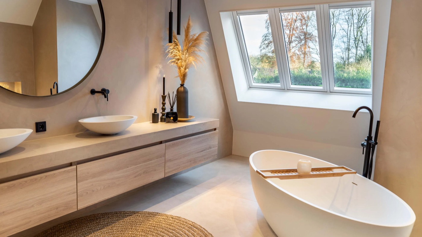 Microcement badkamer met vrijstaand bad