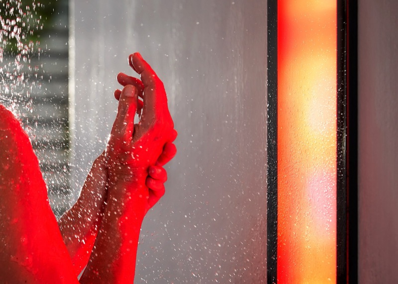 Sunshower Pure XL, infrarood, detail handen onder de douche