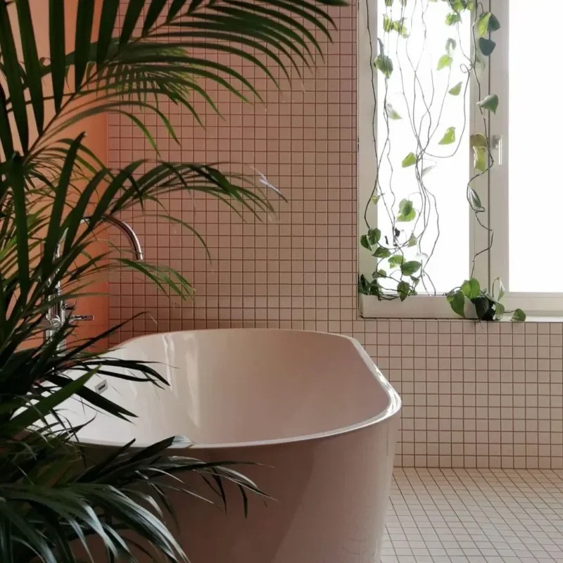 The Mosaic Factory Barcelona, roze mozaïek badkamer met vrijstaand bad