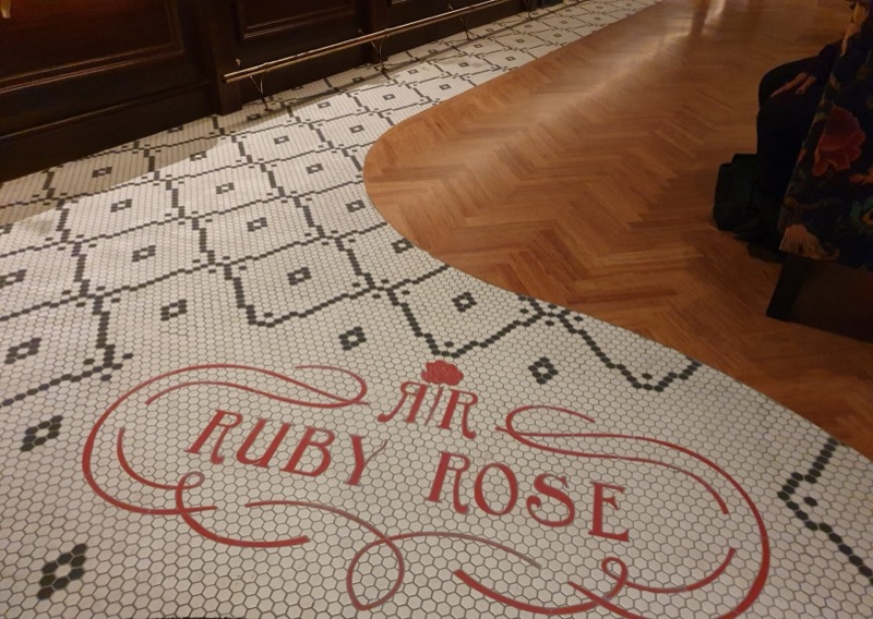 The Mosaic Factory custom mozaïek, vloer met belettering Ruby Rose