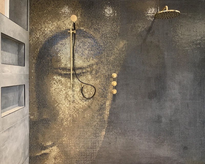 The Mosaic Factory custom mozaïek, gouden muurschildering in douche
