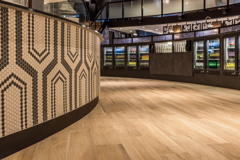 The Mosaic Factory custom mozaïek, gebogen toonbank met hexagon patroon