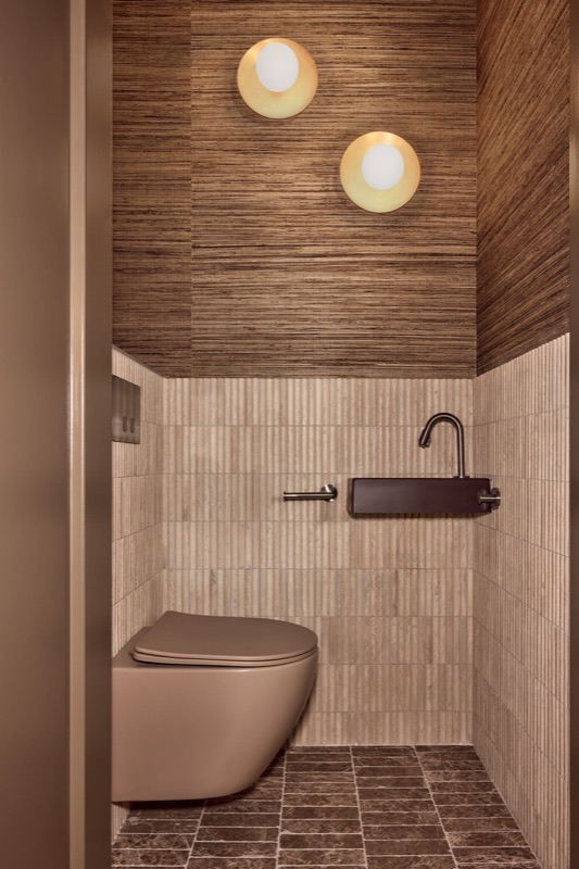 Tile Embassy gegroefde travertin, toilet met grasweefsel behang