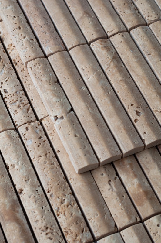 Tile Embassy travertin, detail gegroefde tegel