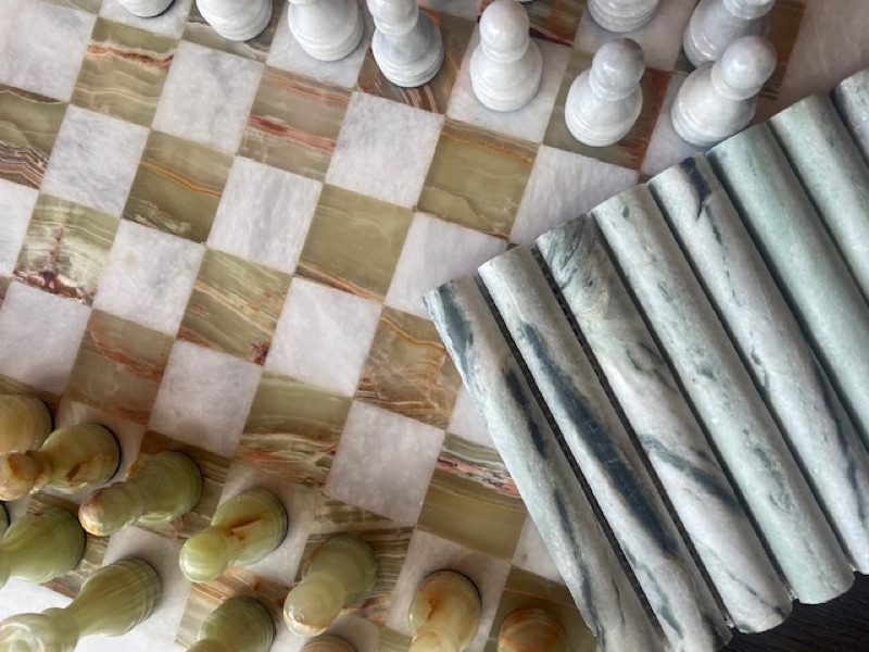 Tile Embassy, schaakspel op marmeren mozaïek