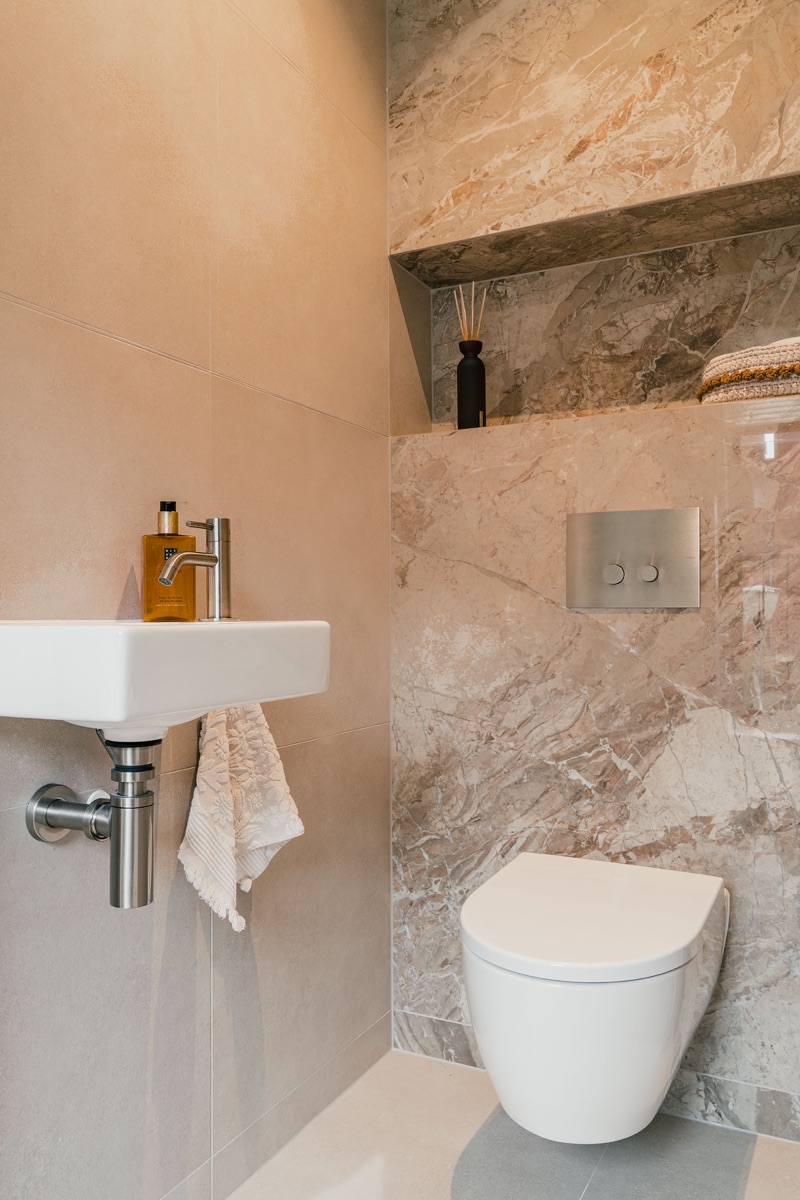 Marmeren badkamer — toilet en wastafel