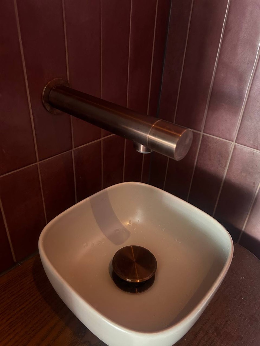 Detail opzetkom met Linki-kraan en afvoerknop in mokka