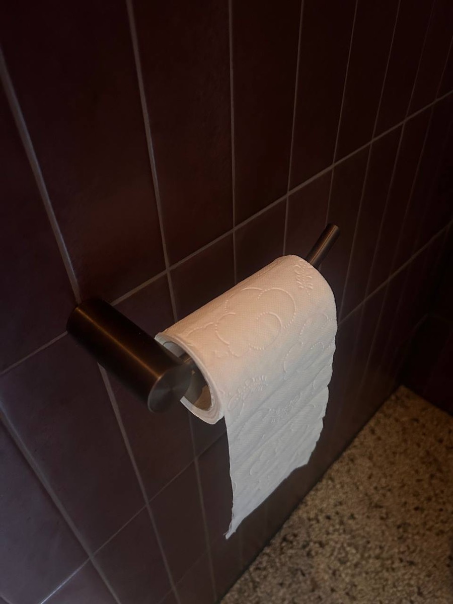 Detail toiletrolhouder van Linki in mokka