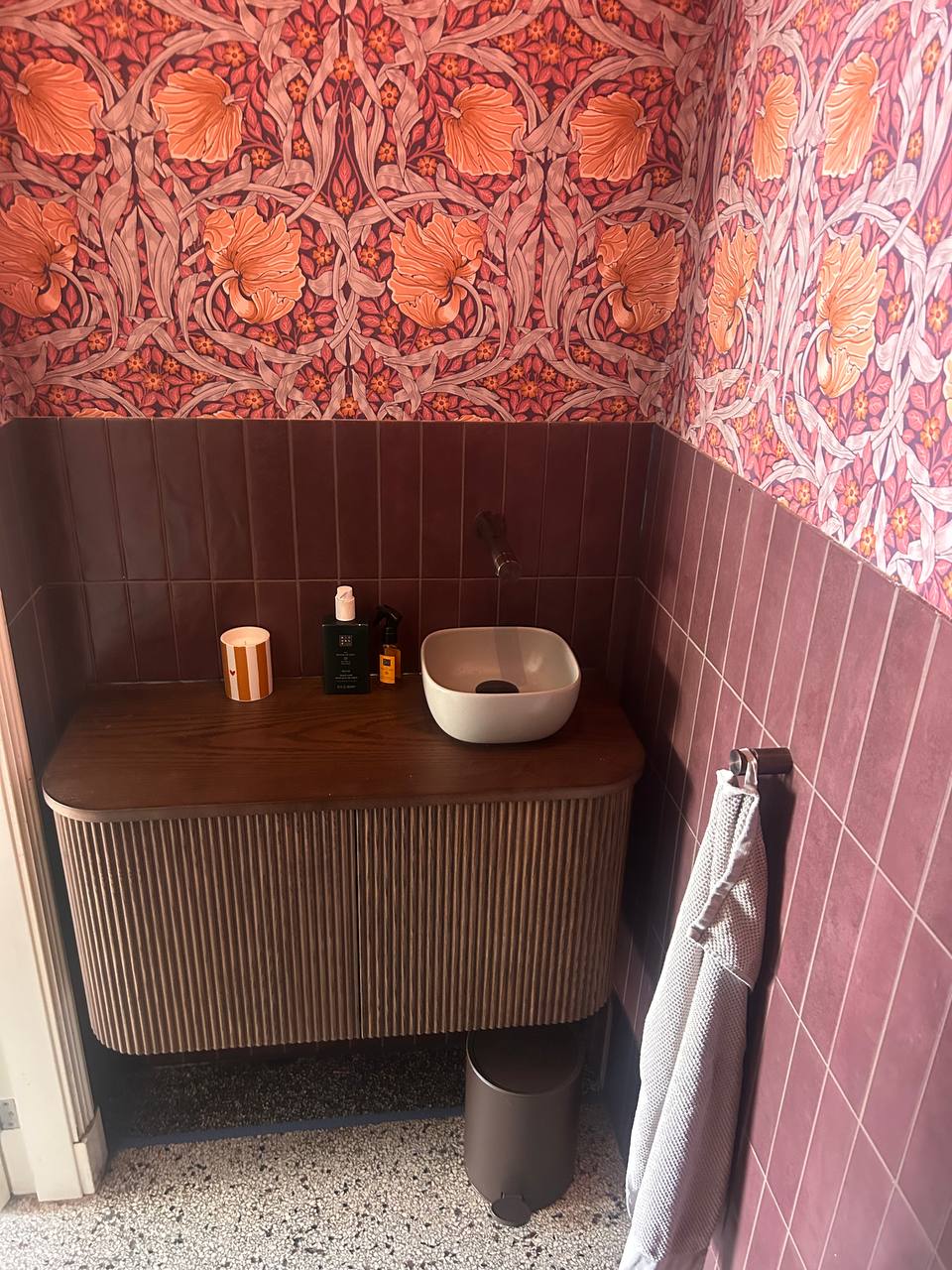 Wastafelmeubel met opzetkom van Scarabeo, Linki-kraan in mokka en botanisch behang, project Ralph