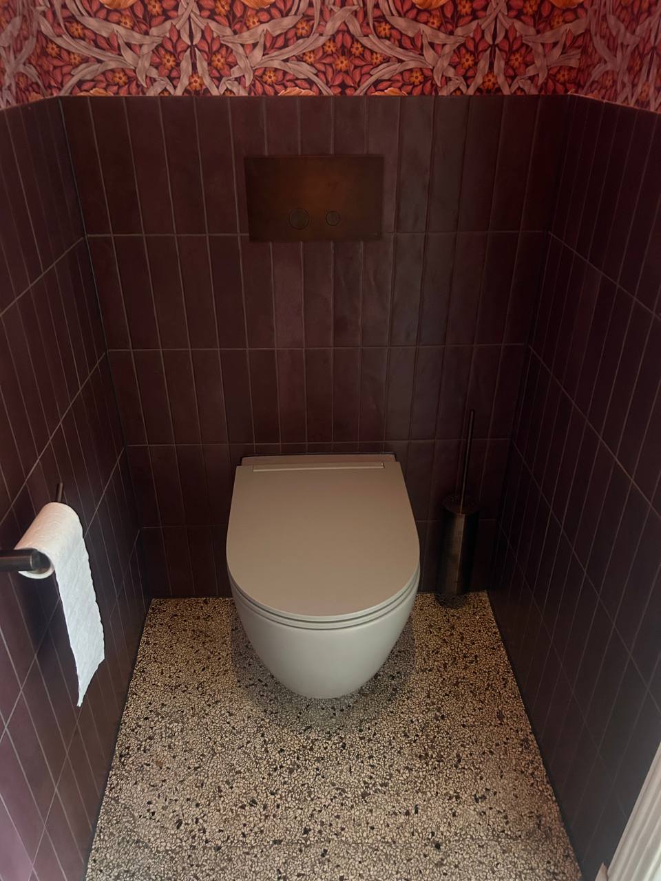 Toilet met bordeauxrode tegels en botanisch behang, project Ralph