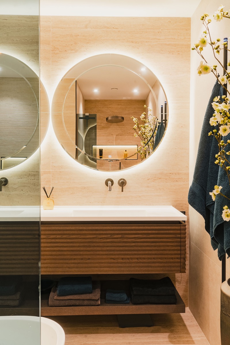Vanity met ronde spiegel en bloemen