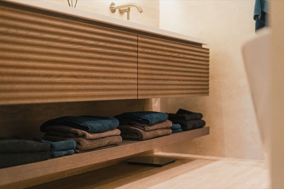 Gevouwen handdoeken op ribbelhouten plank