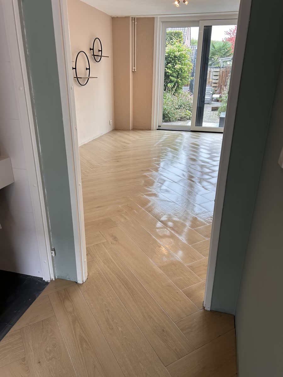 Visgraatvloer van keramische tegels in houtlook, project Alphen