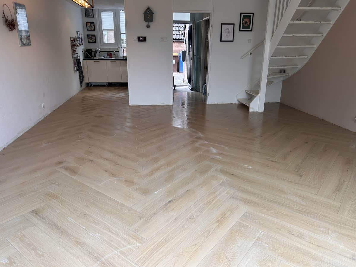Afgewerkte visgraatvloer van keramische tegels in houtlook