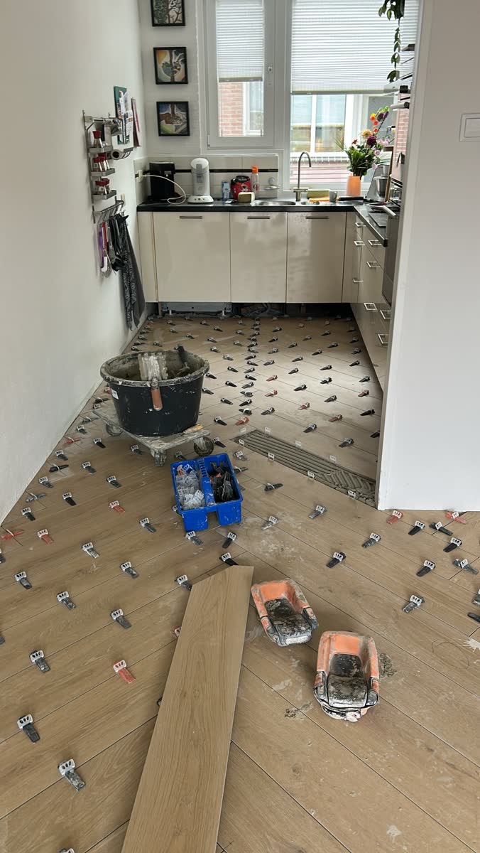 Visgraatvloer in de keuken tijdens het leggen