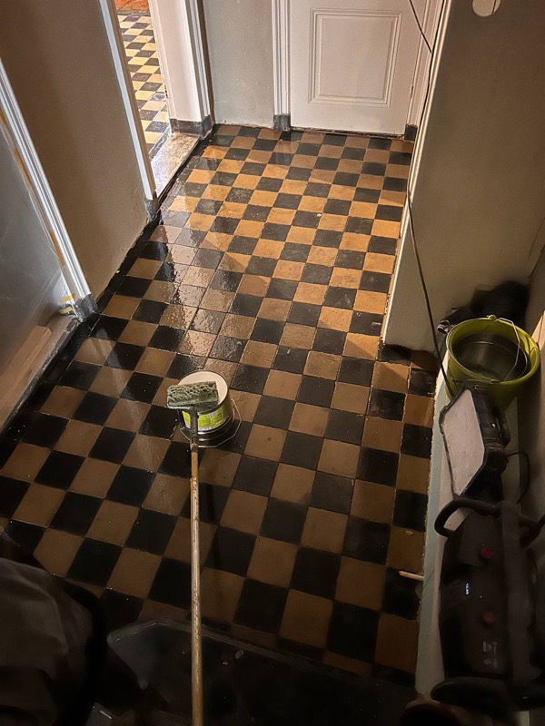 Originele geblokte tegelvloer, nog intact