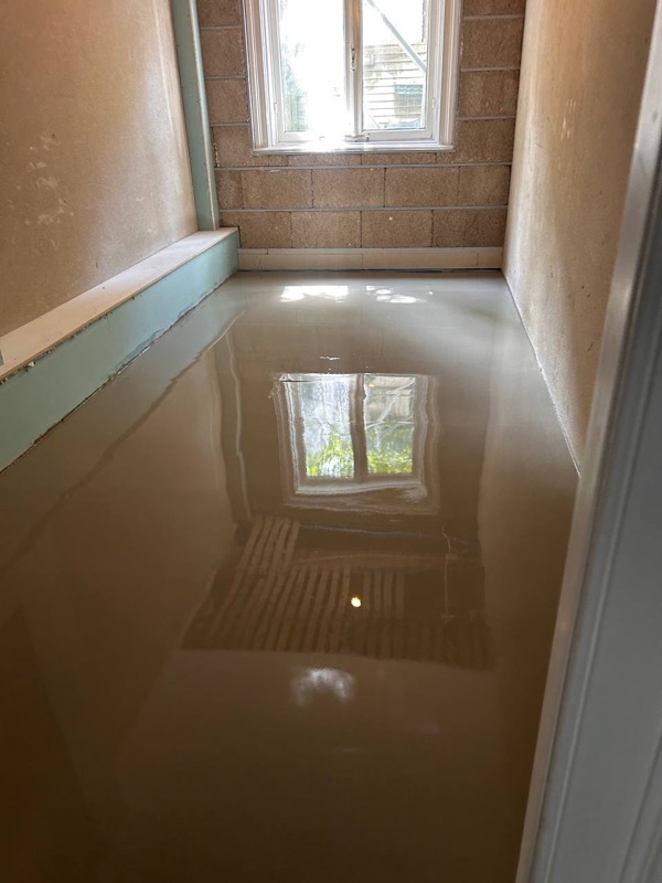 Verse cementgebonden egaline, nog nat en glanzend