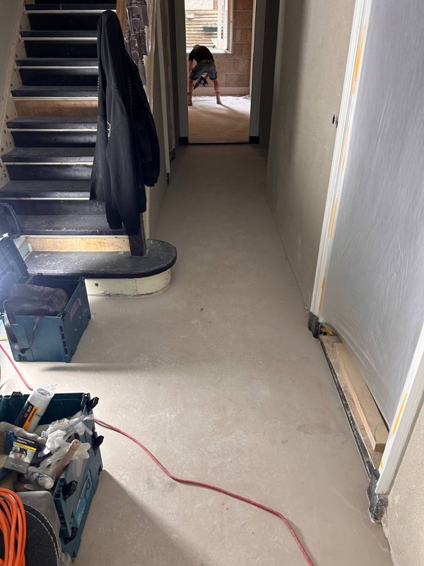 Afgewerkte hal met nieuwe, vlakke ondervloer