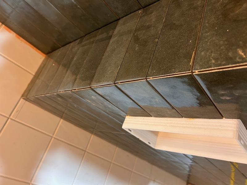 Grootformaat tegelwerk, naadloze hoekafwerking