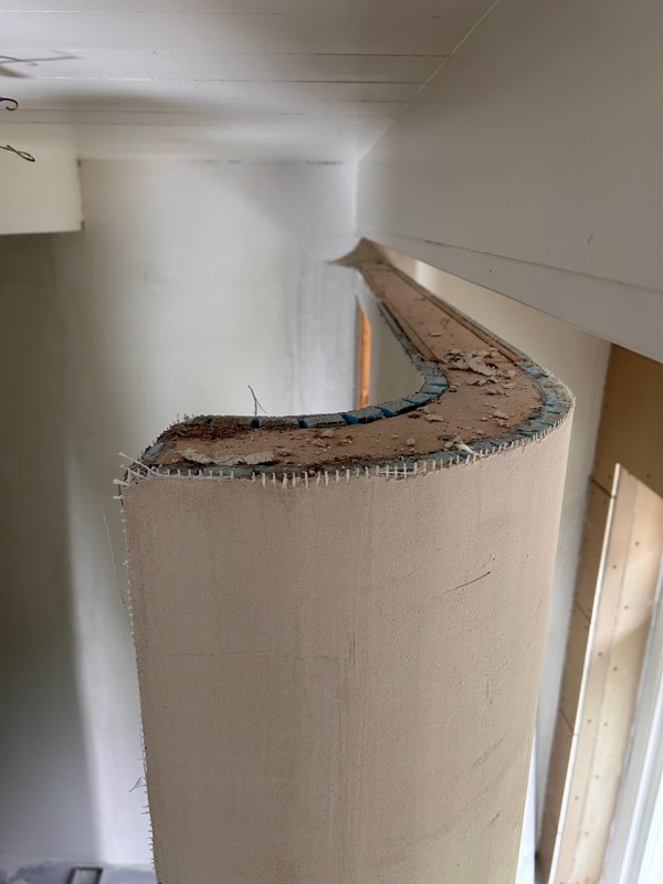 Gebogen wandconstructie tijdens de bouw